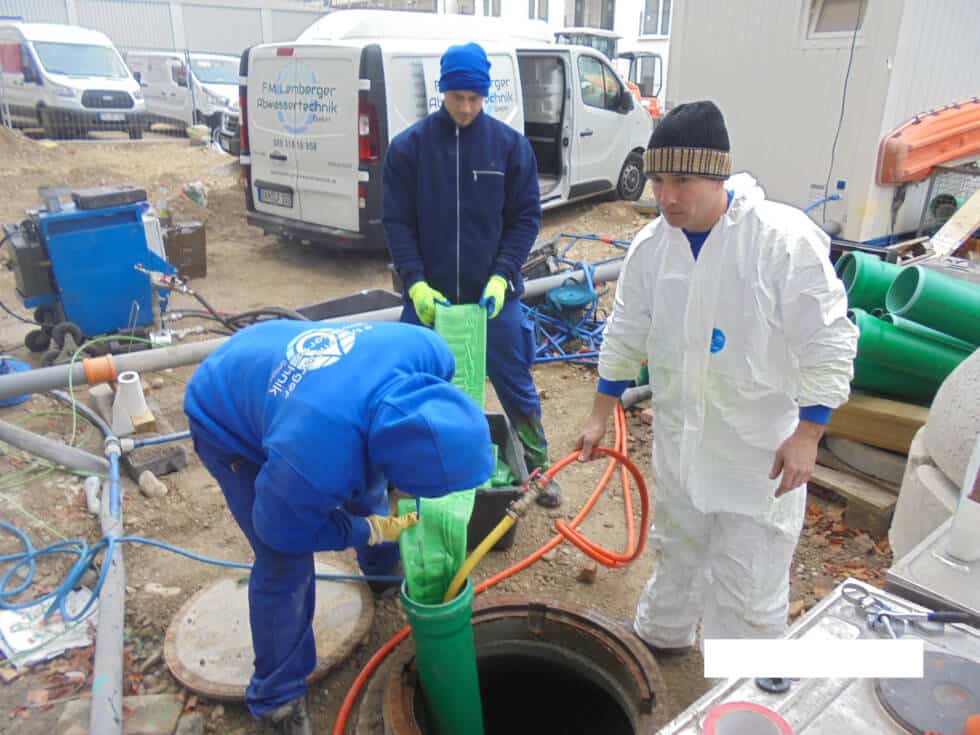 Einbauvorgang des Inliners mit Wassersäule und Heizung.